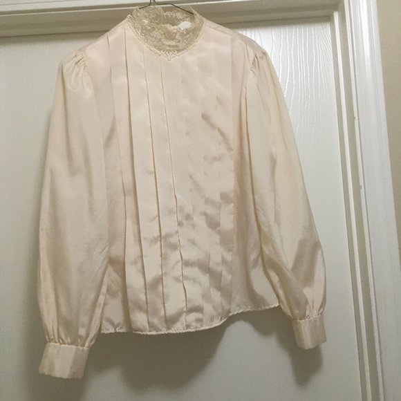 Woman's blouse - Picture 1 of 4